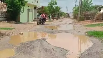 कवर्धा: कुंडा- महका मार्ग में जगह - जगह गढ्ढे, कई जगहों पर तालाब जैसे स्थिति, राहगीर बेहद परेशान, हो रहे हादसे #jansamasya