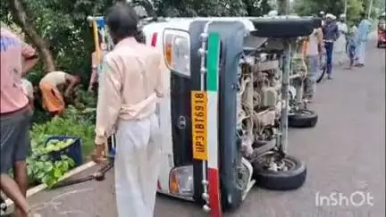 लखीमपुर: मरखापुर के पास आम से भरी पिकअप अनियंत्रित होकर पलटी, चालक बाल-बाल बचा, खीरी थाना क्षेत्र में हुआ हादसा