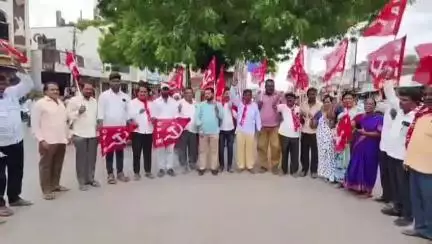 జనగాం: ఇరాన్ పై అమెరికా చేసిన బాంబు దాడులను ఖండిస్తూ జిల్లా కేంద్రంలో CPM,CPI నిరసన