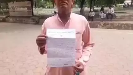 नरसिंहपुर: पंचायत प्रतिनिधि का आरोप, गांव में पिछले 5 साल से बिक रही है अवैध शराब