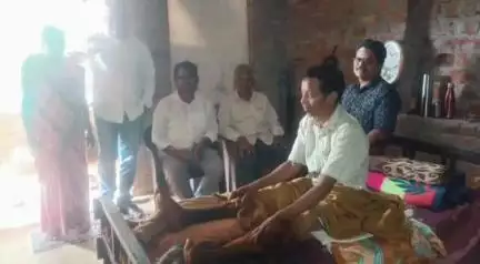 ରାୟଗଡା: ପୁଟାସିଂ ଗ୍ରାମପଞ୍ଚାୟତର ରିଜିଙ୍ଗତାଲ ଗ୍ରାମର ଜଣେ ବ୍ୟକ୍ତିଙ୍କ ଗୋଡ଼ ଭାଙ୍ଗିବା ଖବର ଶୁଣି ଘରକୁ ଯାଇ ବ୍ୟକ୍ତିଙ୍କୁ ଭେଟିଲେ ବିଧାୟକ