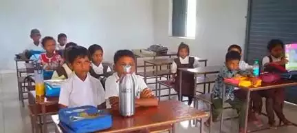 दहेगॉंव आवासटोला में बिना सूचना के महीनों से गायब शिक्षक, छात्रों की पढ़ाई पर असर: प्रभारी प्रधान पाठक