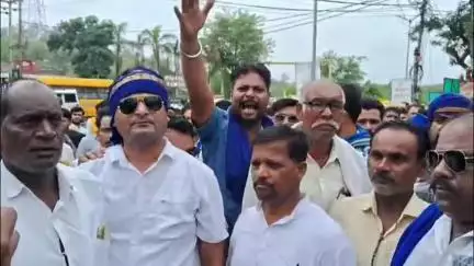 सागर नगर: ओंकार अहिरवार हत्याकांड: अहिरवार महासभा व भीम आर्मी का कलेक्ट्रेट पर प्रदर्शन, अधिकारी न आने पर की नारेबाजी