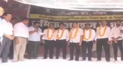 सीकर: कोर्ट परिसर के बाहर सीकर संभाग और नीमकाथाना जिले को बहाल करने की मांग को लेकर धरना 104वें दिन भी जारी रहा