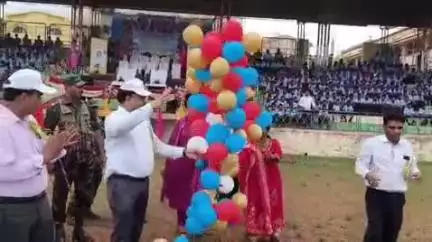 गुमला: संत इग्नासुस स्टेडियम में दीप प्रज्वलन के साथ सुब्रतो मुखर्जी कप फुटबॉल प्रतियोगिता का उद्घाटन