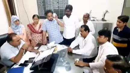 शिकोहाबाद: शिकोहाबाद विद्युत दफ्तर पर चेयरमैन प्रतिनिधि सहित लोग पहुंचे, बिजली समस्या को लेकर एक्सईएन को सौंपा ज्ञापन