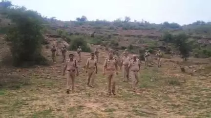 मिर्ज़ापुर: बरकछा पहाड़ी के आसपास क्षेत्र में अवांछित गतिविधियों व तस्करी की रोकथाम के लिए पुलिस अधीक्षक ने की कांबिंग