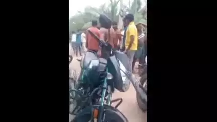 ఉండి: ఆకివీడు మండలం సిద్దాపురం శివారు రాజుల కొట్టాడ ప్రాంతంలో ఇరు వర్గాల మధ్య కొడవళ్లు,
రాడ్లతో ఒకరిపై ఒకరు దాడి