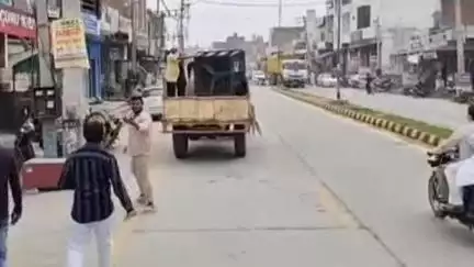 हिसार: नारनौंद में दुकानों के बाहर से अतिक्रमण हटाया गया, दुकानदारों ने किया विरोध, फिर सड़क पर रखा सामान