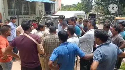 তেলিয়ামুড়া: ভুল চিকিৎসায় মৃত্যু হওয়া গৃহবধুর মৃতদেহটি তেঃমুড়া মহকুমা হাসপাতাল থেকে ময়নাতদন্তের পর পরিবার হাতে তুলে দেয় পুলিশ