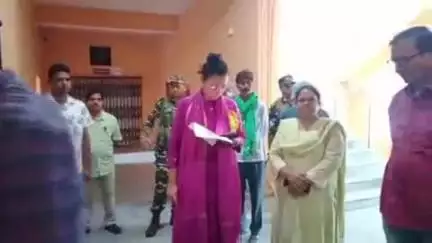 गुमला: जिला निर्वाचन पदाधिकारी सह उपायुक्त ने चंदाली स्थित ईवीएम वेयरहाउस का निरीक्षण किया
