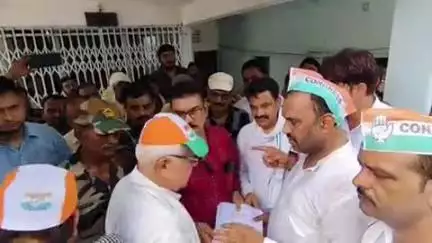 भिंड नगर: भिंड जिले में बिजली की समस्याओं को लेकर कांग्रेसियों ने बिजली विभाग का घेराव किया, मुख्य अभियंता को सौंपा ज्ञापन