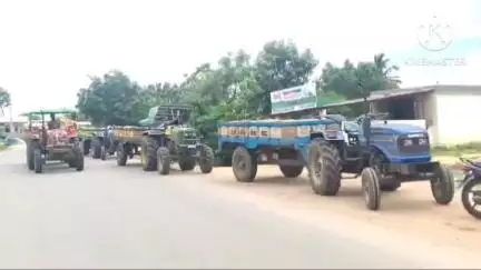 బాన్సువాడ: కొల్లూరులో ఇసుక ట్రాక్టర్లను అడ్డుకున్న ఇందిరమ్మ లబ్ధిదారులు
