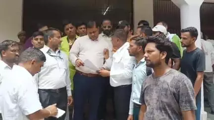 मथुरा: इटावा में कथा व्यास और सहयोगियों के चोटी मुंडन के विरोध में अखिल भारतीय यादव महासभा ने मथुरा जिलाधिकारी को सौंपा ज्ञापन