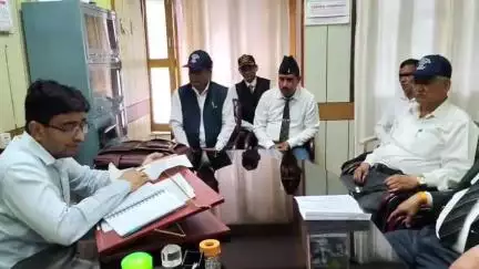 पौड़ी: धारकामहरगांव और डांग गांव के सड़क मार्गों के डामरीकरण की मांग पूर्व सैनिकों ने उठाई
