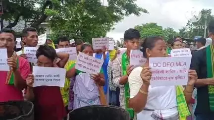মাৰ্ঘেৰিটা: উচ্ছেদিত জাগুন নামফাই অৰুনোদয় সোণোৱাল গাঁৱৰ ৰাইজক পুনঃ সংস্থাপনৰ দাবীত জাগুনত ৰাইজৰ মুখবন্ধ প্ৰতিবাদ