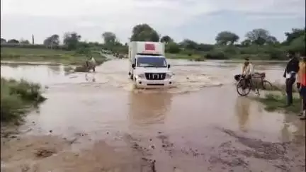 मुरैना नगर: जरौली को बागचीनी से जोड़ने वाला रपटा डूबा, ग्रामीण जान जोखिम में डालकर निकल रहे, ADM ने रास्ता बंद करने के निर्देश दिए