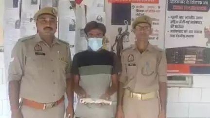 हापुड़: हापुड़ नगर पुलिस ने चेकिंग के दौरान एक अभियुक्त को गिरफ्तार किया, जिसके कब्जे से अवैध असलहा बरामद