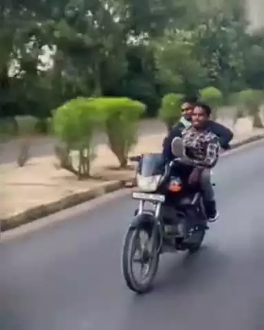 हसनगंज: उन्नाव के लखनऊ-कानपुर हाइवे पर नवाबगंज में बाइक सवार युवक का स्टंटबाज़ी करते हुए वीडियो सोशल मीडिया पर हुआ वायरल
