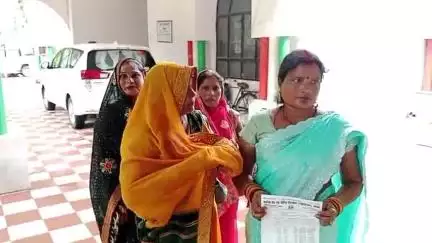 लखीमपुर: मनरेगा मेट एवं श्रमिक वेलफेयर एसोसिएशन उ०प्र० के पदाधिकारी और सदस्यों ने मनरेगा भुगतान न होने पर डीएम से की शिकायत