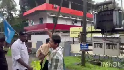 ഒറ്റപ്പാലം: കുളപ്പുള്ളിയിൽ തകർന്ന റോഡിലെ കുഴിയിൽ വാഴ നട്ട് KSU, വാഴകളിൽ മുഖ്യമന്ത്രിയുടെ ചിത്രവും