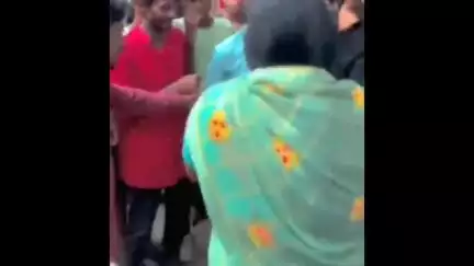 हाटा: मंझरिया देवी मंदिर में प्रेमी युगल की शादी कराई गई, ग्रामीणों की भारी भीड़ जुटी, पुलिस जांच में जुटी