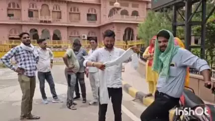 बीकानेर: नौकरी लगवाने का झांसा देकर लाखों रुपये की ठगी के मामले में वाल्मीकि समाज ने पुलिस अधीक्षक कार्यालय के आगे किया प्रदर्शन