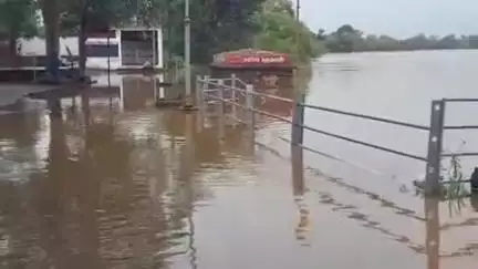 करवीर: कोल्हापूर जिल्ह्यात पावसाचा जोर वाढला; पंचगंगा नदी पात्राबाहेर तर, ३० बंधारे पाण्याखाली गेल्यामुळे वाहतूक विस्कळीत