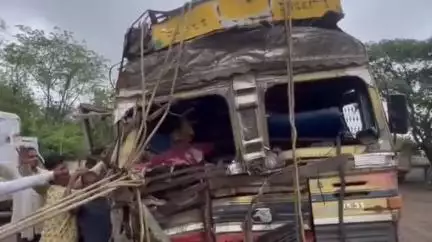 जळगाव: शहरातील राष्ट्रीय महामार्गावर स्वामी नारायण मंदिराजवळ दोन ट्रकची समोरासमोर जोरदार धडक, एका चालकाचा जागीच मृत्यू