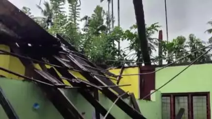താമരശ്ശേരി: പൊന്നാങ്കയം എസ്.എൻ.എ.യു.പി സ്കൂളിന് മുകളിൽ തെങ്ങ് വീണു, ക്ലാസ് മുറികൾ പൂർണമായും തകർന്നു