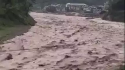 জলপাইগুড়ি: বৃষ্টির জেরে জলপাইগুড়ির তিস্তা ও জলঢাকা নদীতে হলুদ সর্তকতা জারি