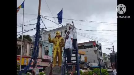 బాన్సువాడ: బాన్సువాడలో ఏఐసిసి అధినేత రాహుల్ సీఎం రేవంత్ రెడ్డి చిత్రపటాలకు ప్రాణాభిషేకం