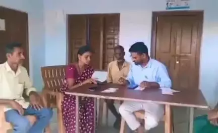 మాచారెడ్డి: రత్నగిరి పల్లి గ్రామంలో ఫార్మర్ రిజిస్ట్రేషన్ కార్యక్రమాన్ని నిర్వహించిన ఏఈఓ నవతేజ్