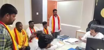 ಕೊಳ್ಳೇಗಾಲ: ಎಸ್‌ಬಿಐ ಶಾಖೆಯಲ್ಲಿ ಗ್ರಾಹಕರ ಸೇವಾ ಕೇಂದ್ರ ಪನಃ ಆರಂಭಿಸಿ:ಪಟ್ಟಣದಲ್ಲಿ ಕರವೇ ಪ್ರವೀಣ್ ಶೆಟ್ಟಿ ಬಣ ಆಗ್ರಹ