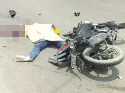 राजातालाब: मिर्जामुराद में तेज रफ्तार बाइक और मैजिक की आपस में हुई टक्कर, बाइक चालक की हुई दर्दनाक मौत