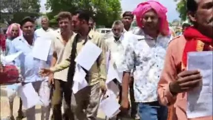 छतरपुर नगर: सिंहपुर में शासकीय कर्मचारियों द्वारा आम रास्ते पर कब्जा करने का आरोप, ग्रामीणों ने कलेक्टर की जनसुनवाई में दिया आवेदन