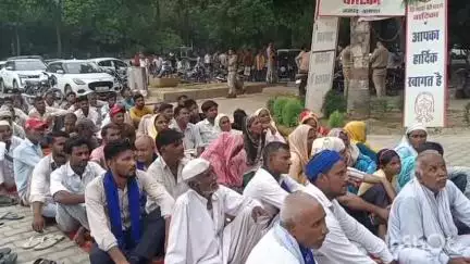 बागपत: सुल्तानपुर हटाना में अवैध कब्जे को हटाने को लेकर ग्रामीणों ने भीम आर्मी पार्टी के कार्यकर्ताओं के साथ किया प्रदर्शन