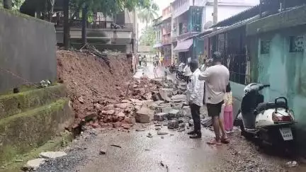 ದಾಂಡೇಲಿ: ನರೇಗಲ್ ಪೆಟ್ರೋಲ್ ಪಂಪ್ ಮುಂಭಾಗದ ಒಳ ರಸ್ತೆ ಬದಿಯಲ್ಲಿ ಕುಸಿದ ಆವರಣ ಗೋಡೆ, ತಪ್ಪಿದ ಭಾರಿ ಅನಾಹುತ #licalissue