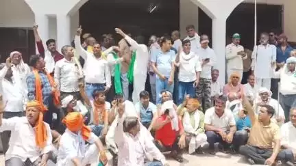 मथुरा: नगला मोरा एवं कोटा के किसानों ने रेलवे द्वारा चौथी लाइन डालने और जमीन अधिग्रहण के विरोध में DM को सौंपा ज्ञापन