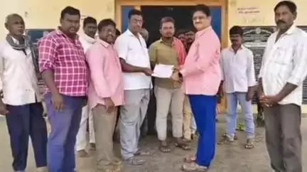 బద్వేల్: బద్వేల్ : మున్సిపల్ కమిషనర్కి సమ్మె నోటీసు ఇచ్చిన మున్సిపల్ యూనియన్ ప్రతినిధులు
