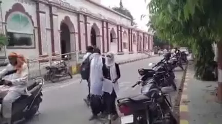 सुल्तानपुर: नाबालिग छात्रा से छेड़छाड़ और दुष्कर्म के प्रयास का आरोपी छत से कूदकर घर में घुसा, एसिड अटैक की धमकी