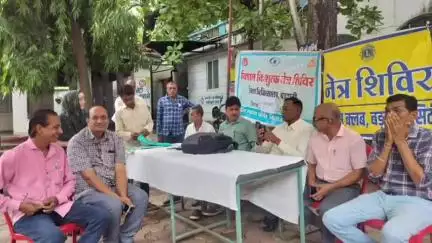 बड़वानी: बड़वानी जिला अस्पताल में आयोजित शिविर में सालों बाद मोतियाबिंद के 5 मरीजों का हुआ लेंस प्रत्यारोपण
