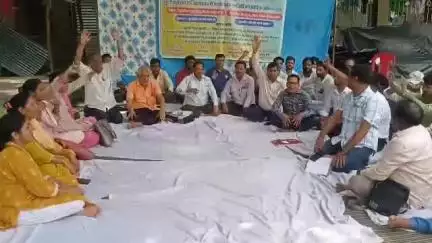 शाहजहांपुर: कर्मचारी शिक्षक संयुक्त मोर्चा ने खिरनी बाग में पुरानी पेंशन बहाली व अन्य समस्याओं को लेकर की भूख हड़ताल