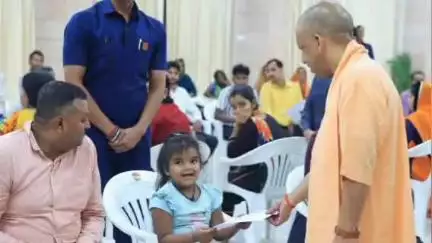 मुरादाबाद: थाना सिविल लाइंस इलाके के CL गुप्ता वर्ल्ड स्कूल में मुख्यमंत्री योगी आदित्यनाथ ने एक बच्ची का करवाया एडमिशन