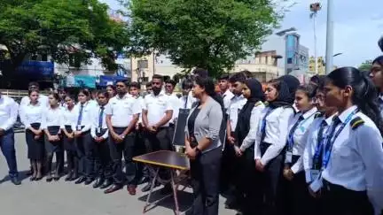 கோவை தெற்கு: காந்திபார்க்கில் ஏர் இந்தியா விமான விபத்தில் உயிரிழந்தவர்களுக்கு  விமான பயிற்சி மாணவர்கள் அஞ்சலி