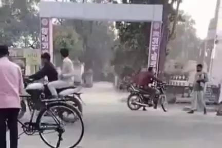 आलापुर: बावली चौक के निकट पिकअप की चपेट में आने से प्रधानाचार्य की हुई मौत, परिवार में है शोक का माहौल