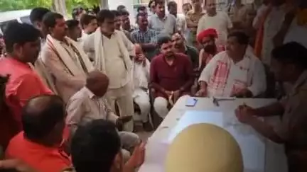 बिसवां: थानगांव थाने पहुंचे विधायक ने राजस्व कर्मी और पुलिस पर जताई नाराजगी, धरने पर बैठने की दी चेतावनी