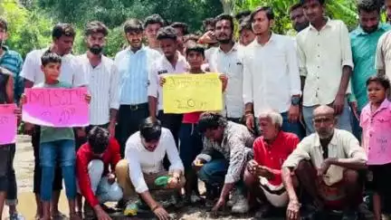 गोंडा: इटियाथोक बाबागंज सड़क हुई लापता, छात्र पंचायत के कार्यकर्ताओं ने लेंस से खोजा, फिर भी नहीं मिली सड़क, इनाम घोषित