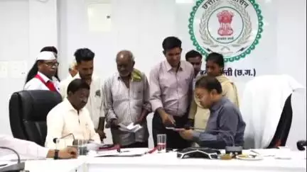 सक्ती के कलेक्टर ने जनदर्शन में आमजनों की विभिन्न समस्याएं सुनी, 19 आवेदन हुए प्राप्त