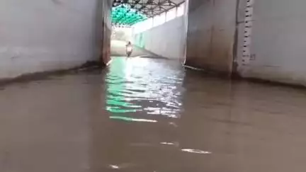 लवाण: दौसा-गंगापुर रेलवे लाइन पर गुगोलाव गांव के समीप अंडरपास में बरसात का पानी और मिट्टी भरने से फंस रहे वाहन